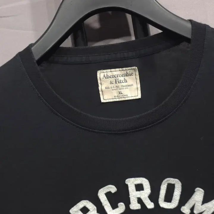 [BUNJANG] Abercrombie &amp; Fitch Lettering T-Shirt XL (105) / 아베크롬비 레터링 반팔티 105