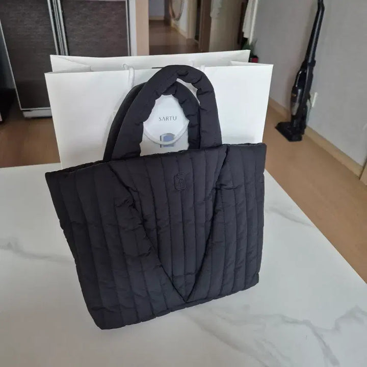 [BUNJANG] Sartre Quilted Tote Bag Black / 사르투 퀼팅 토트백 블랙