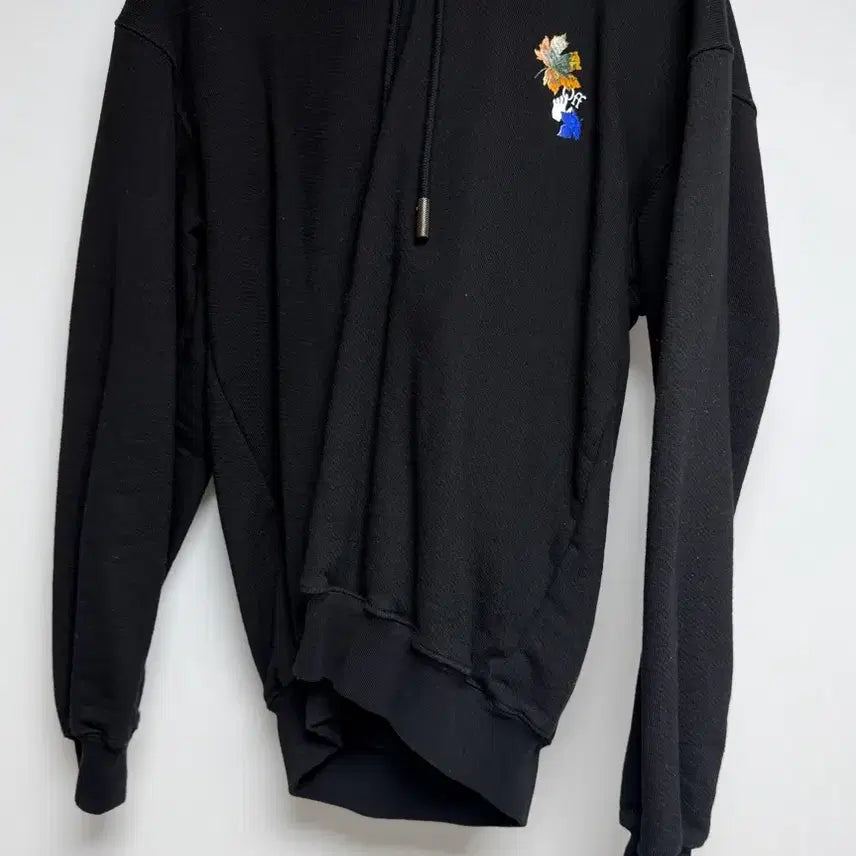 [SOLD OUT] 오프화이트 자수 로고 맨투맨티 블랙