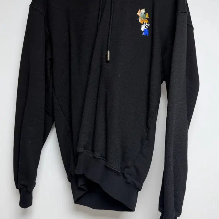 [SOLD OUT] 오프화이트 자수 로고 맨투맨티 블랙