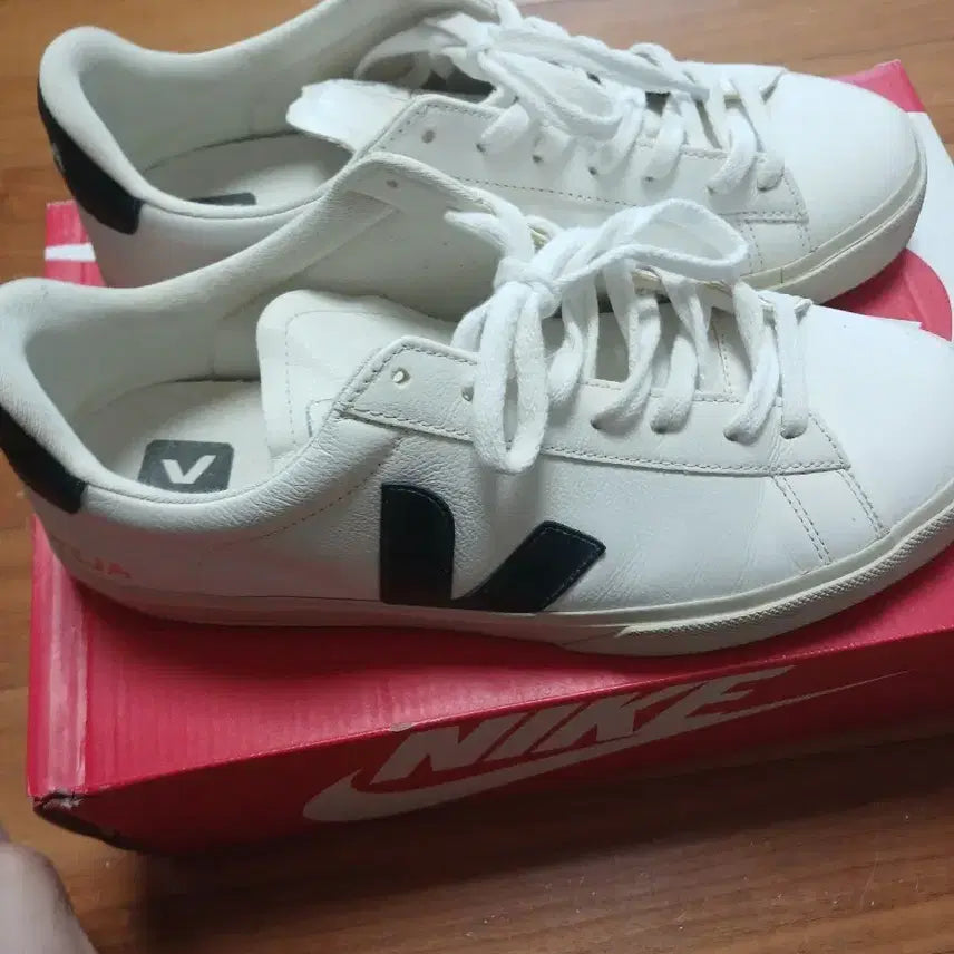 [BUNJANG] VEJA White Sneakers 280 / 베자 VEJA 화이트 스니커즈 운동화280