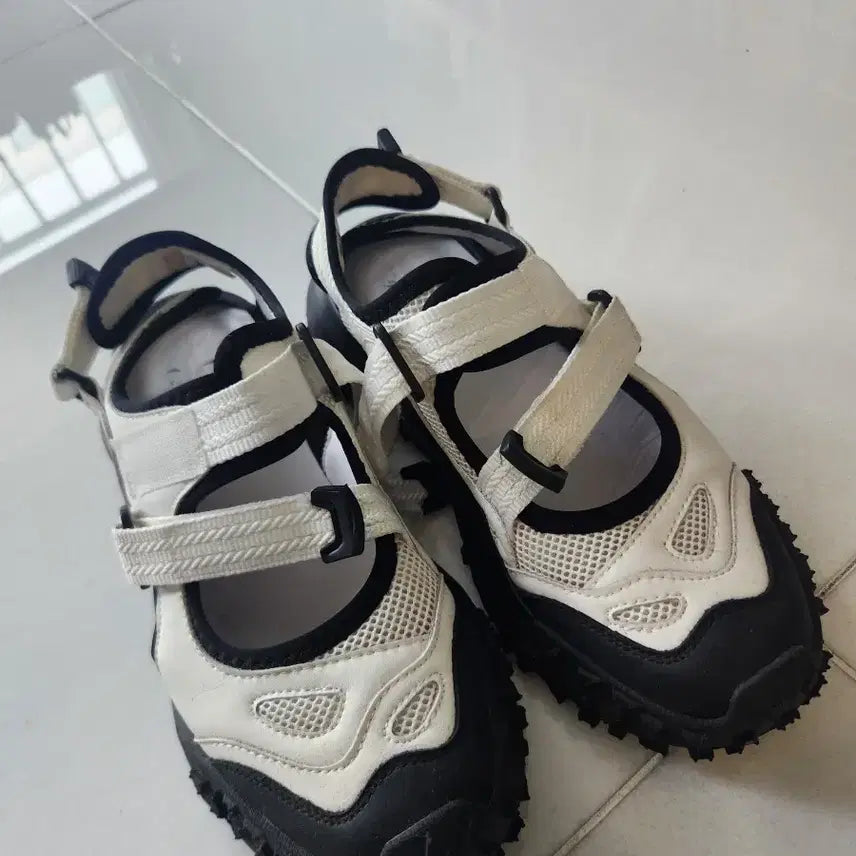 [BUNJANG] White Black Sandal Sneakers / 화이트 블랙 샌들 운동화 스타일