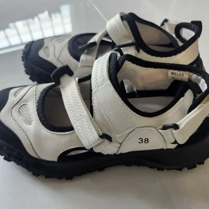 [BUNJANG] White Black Sandal Sneakers / 화이트 블랙 샌들 운동화 스타일