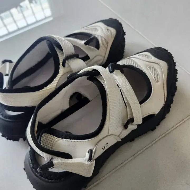 [BUNJANG] White Black Sandal Sneakers / 화이트 블랙 샌들 운동화 스타일