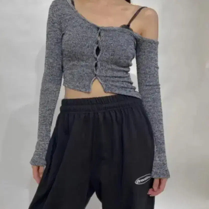 [BUNJANG] 3times One Shoulder Button Tee Charcoal (Winter Model) / 쓰리타임즈 원숄더 버튼티 차콜(윈터 착용)