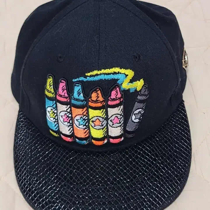 [BUNJANG] Urban Swagger Crayon Embroidery Snapback Hat / 어반스웨거  블랙 크레파스 자수 스냅백 모자