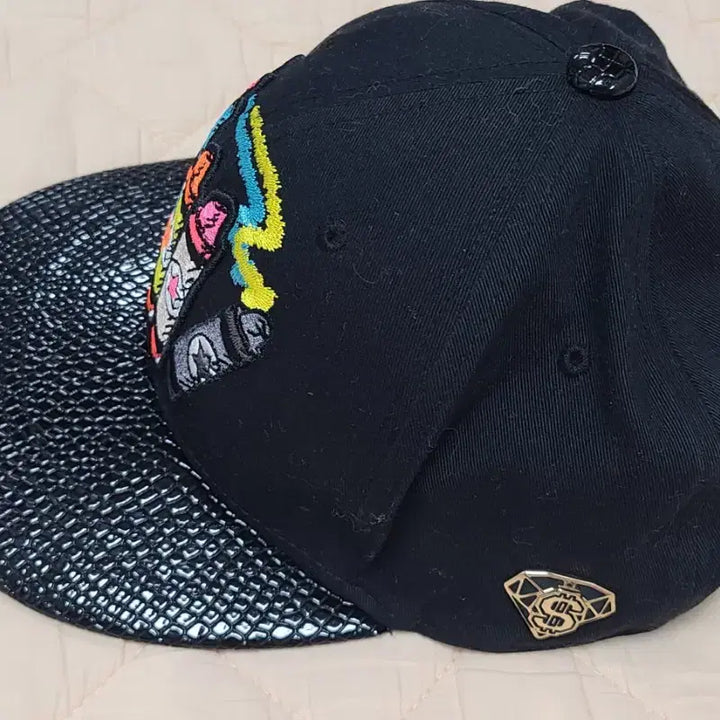 [BUNJANG] Urban Swagger Crayon Embroidery Snapback Hat / 어반스웨거  블랙 크레파스 자수 스냅백 모자