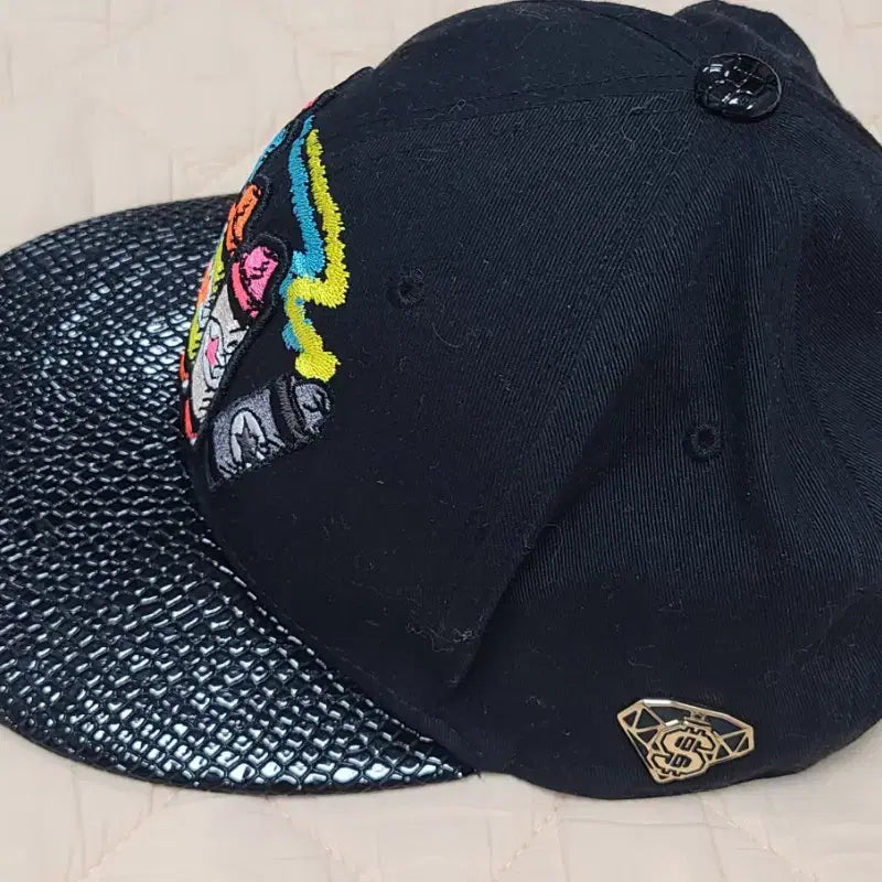 [BUNJANG] Urban Swagger Crayon Embroidery Snapback Hat / 어반스웨거  블랙 크레파스 자수 스냅백 모자