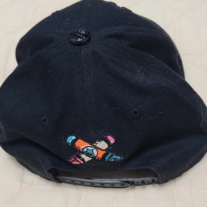 [BUNJANG] Urban Swagger Crayon Embroidery Snapback Hat / 어반스웨거  블랙 크레파스 자수 스냅백 모자