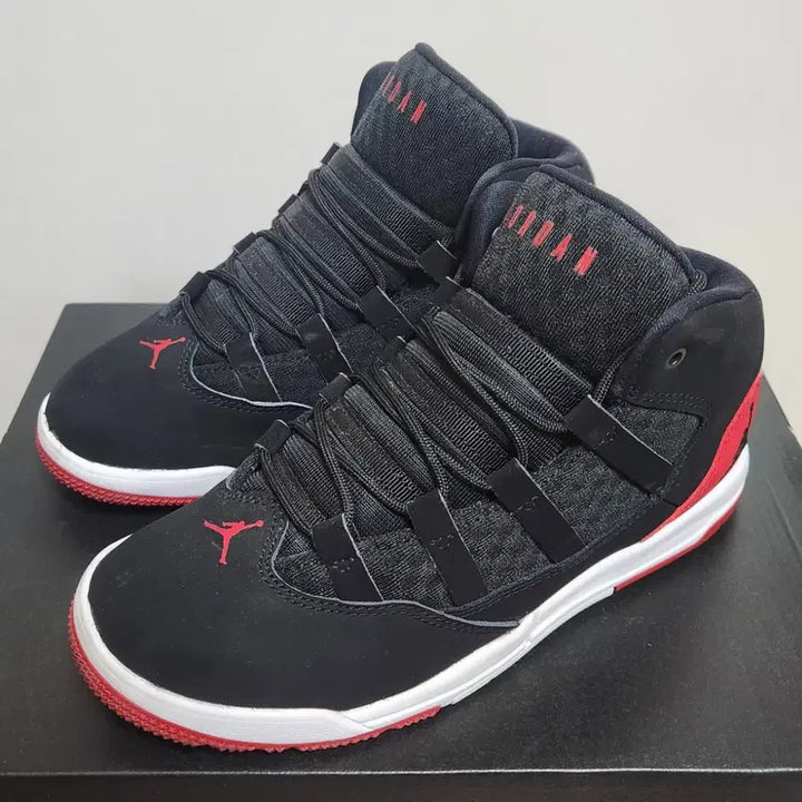 [BUNJANG] Nike Jordan Max Aura Bred Kids Sneakers 220mm / 나이키 조던 맥스 아우라 브레드 220mm 아동 운동화