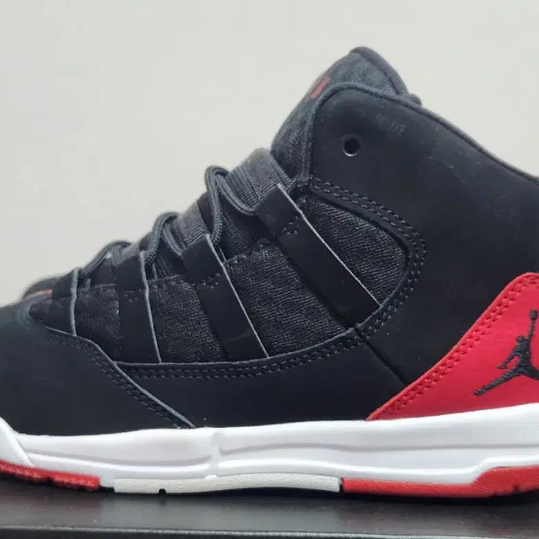 [BUNJANG] Nike Jordan Max Aura Bred Kids Sneakers 220mm / 나이키 조던 맥스 아우라 브레드 220mm 아동 운동화