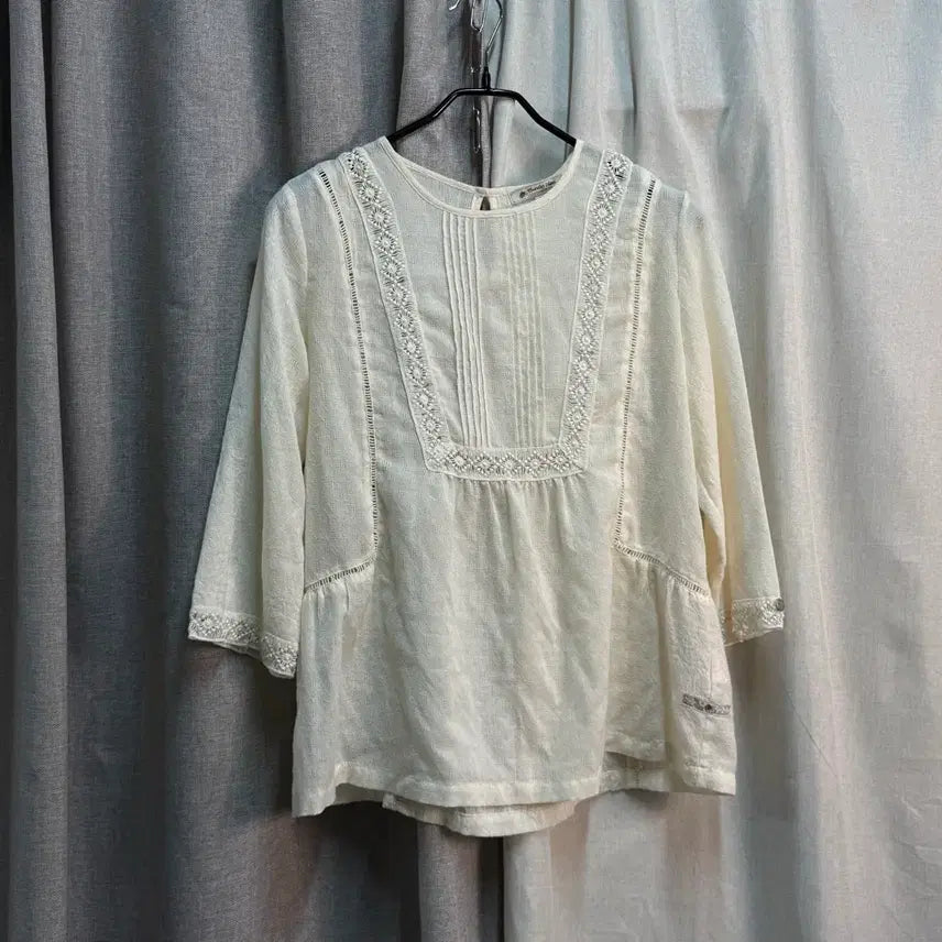 [BUNJANG] Thursday Island Lace Punching Embroidery 7/10 Sleeve Blouse / [66] 써스데이아일랜드 레이스 펀칭 자수 7부 블라우스