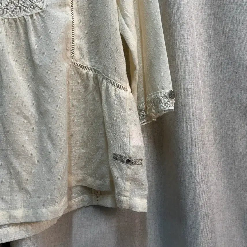 [BUNJANG] Thursday Island Lace Punching Embroidery 7/10 Sleeve Blouse / [66] 써스데이아일랜드 레이스 펀칭 자수 7부 블라우스