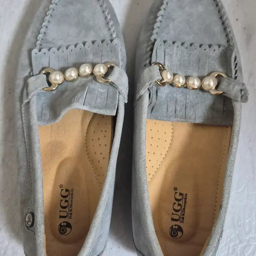 [BUNJANG] UGG Suede Pearl Chain Detail Loafers (Women&