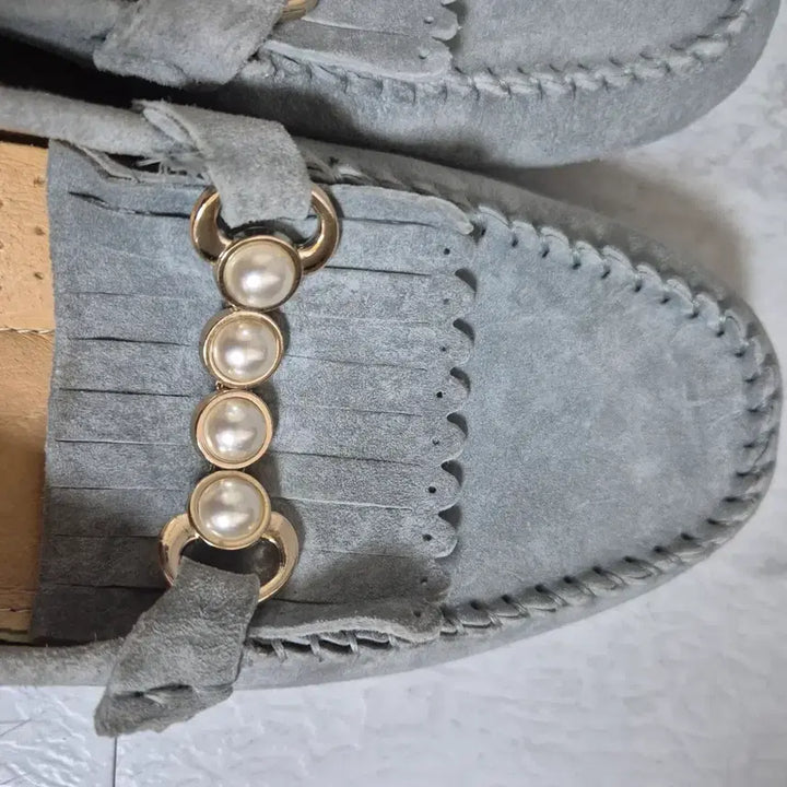 [BUNJANG] UGG Suede Pearl Chain Detail Loafers (Women&