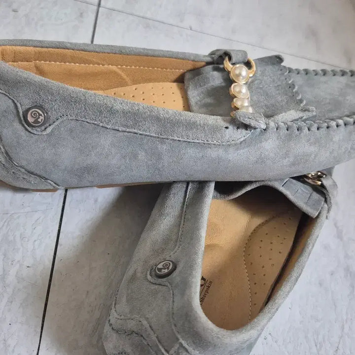 [BUNJANG] UGG Suede Pearl Chain Detail Loafers (Women&