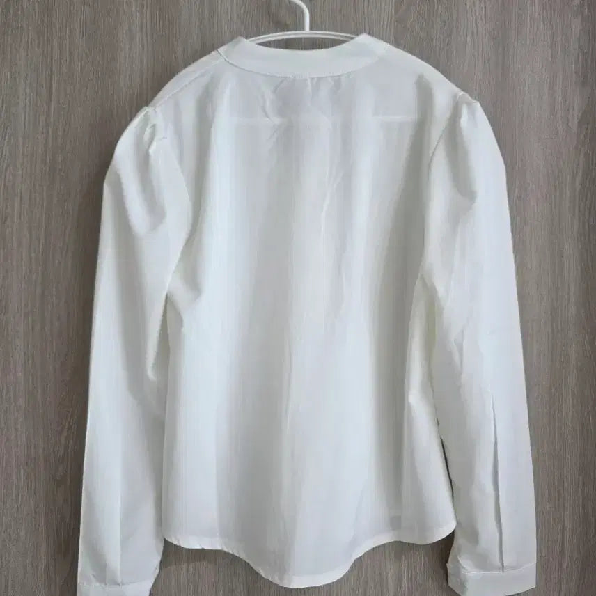 [BUNJANG] White V-Neck Long-Sleeve Blouse / 화이트 브이넥 긴팔 블라우스