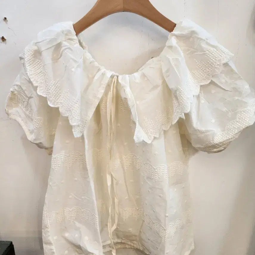 [BUNJANG] Open Shoulder Blouse with Beaded Punching and Ribbon Embroidery / 방울펀칭 오픈숄더  리본자수 블라우스 (새상품)