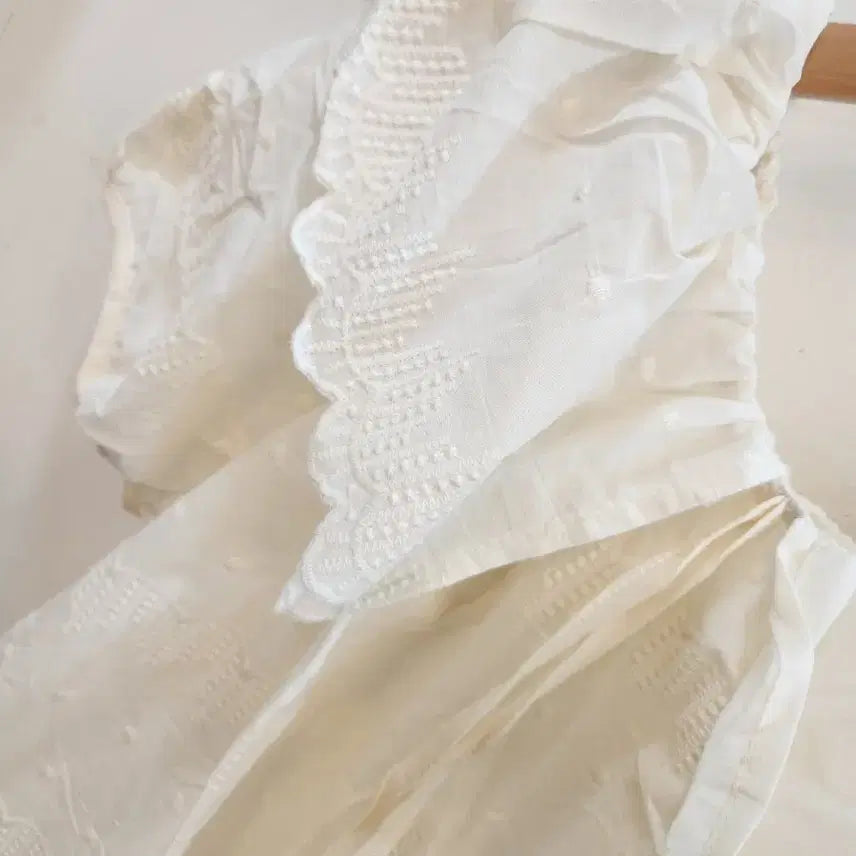 [BUNJANG] Open Shoulder Blouse with Beaded Punching and Ribbon Embroidery / 방울펀칭 오픈숄더  리본자수 블라우스 (새상품)