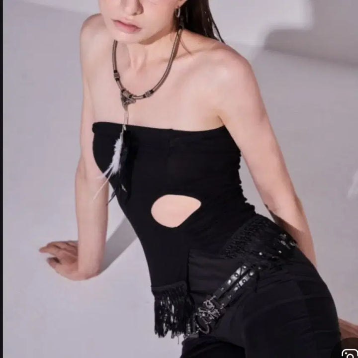 [BUNJANG] Unheir Cut Out Fringe Tube Top / 언헤이 cut out fringe tube top
