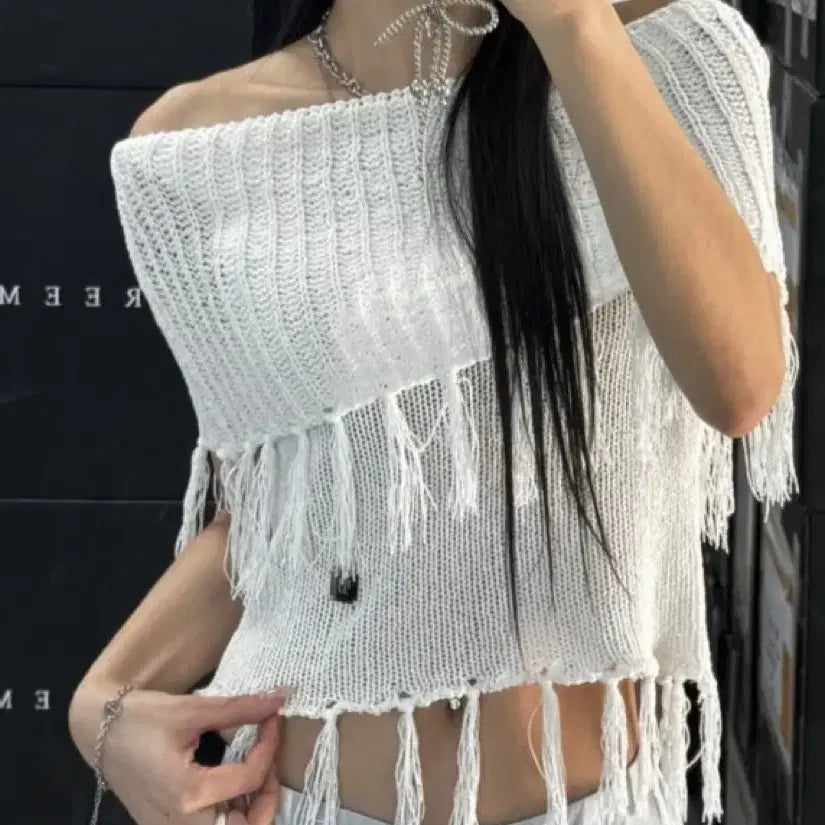 [BUNJANG] Trimming Bird Tassel Off-Shoulder Knit Ivory / 트리밍버드 태슬 오프숄더 니트 아이보리
