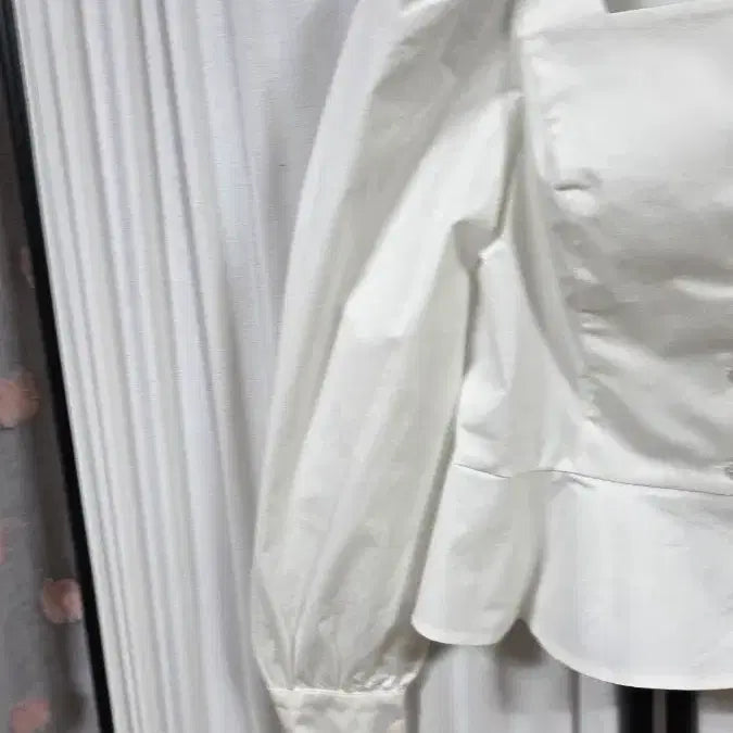 [BUNJANG] DEWL Puff Sleeve Blouse White Cubic Button / 듀엘블라우스(55)
