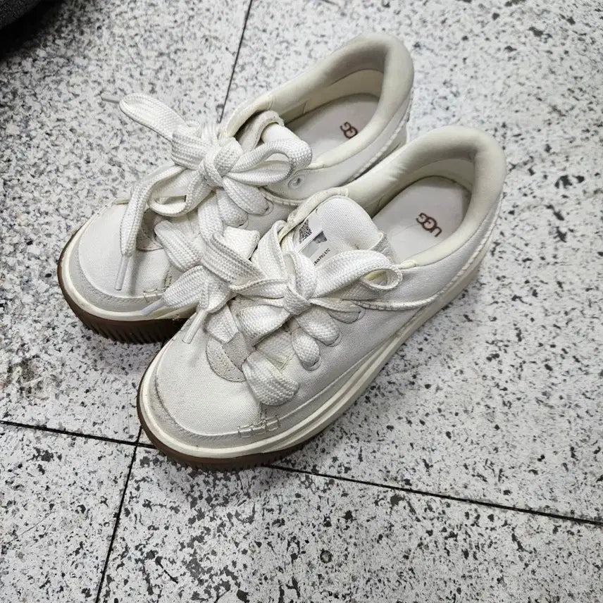 [BUNJANG] UGG EZ Does It Platform Sneakers (White/Brown) / UGG 어그  스니커즈 240
