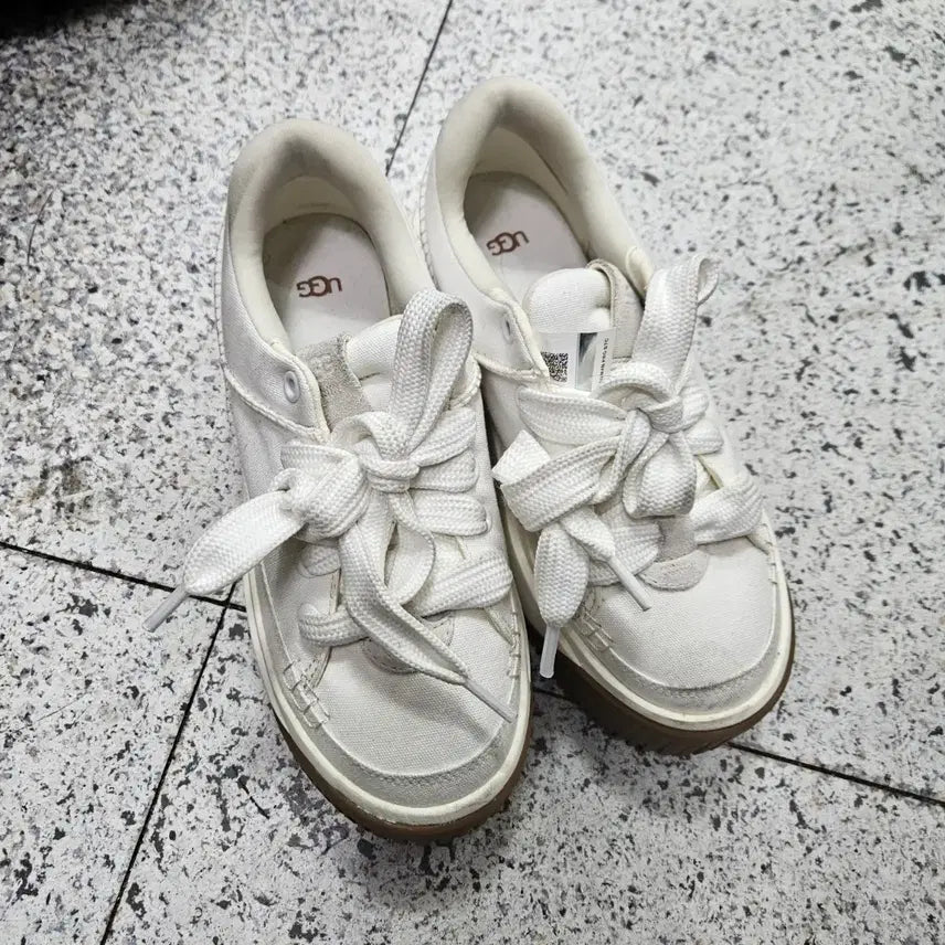 [BUNJANG] UGG EZ Does It Platform Sneakers (White/Brown) / UGG 어그  스니커즈 240