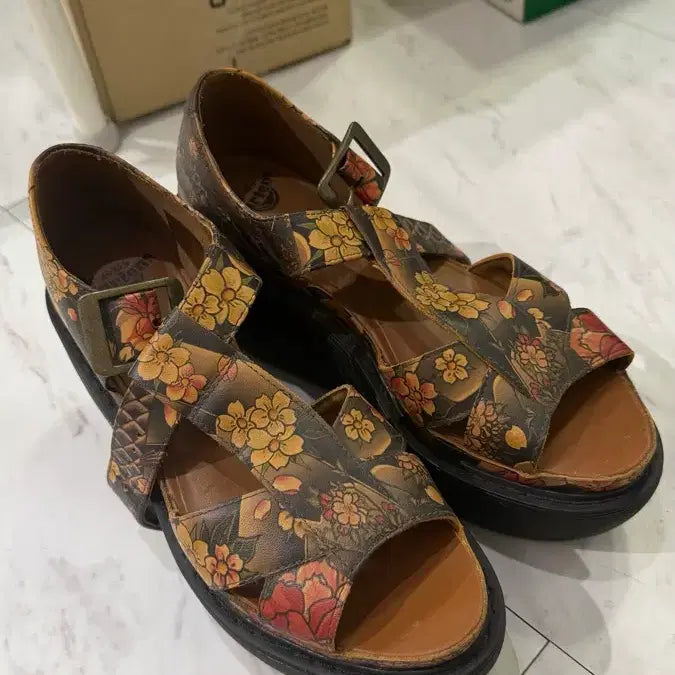 [BUNJANG] Dr. Martens Wedge Sandals Iridesumi Pattern / 닥터마틴 웨지 샌들 이레즈미패턴 220 (쿨거시 내고가능)