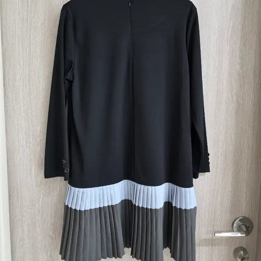 [BUNJANG] Black Pleated Color-Block Dress / 블랙 플리츠 배색 원피스 55