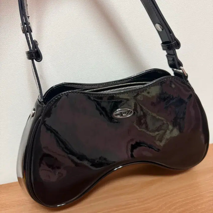 [BUNJANG] Diesel Black Patent Leather Shoulder Bag / 디젤 블랙 페이턴트 가방 숄더백