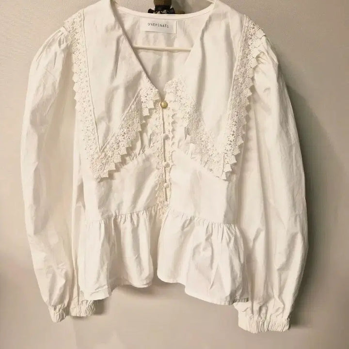 [BUNJANG] ONEPINATI Lace Big Collar Bean Button Blouse / 원피나티(ONEPINATI) 레이스 빅카라 콩단추 블라우스