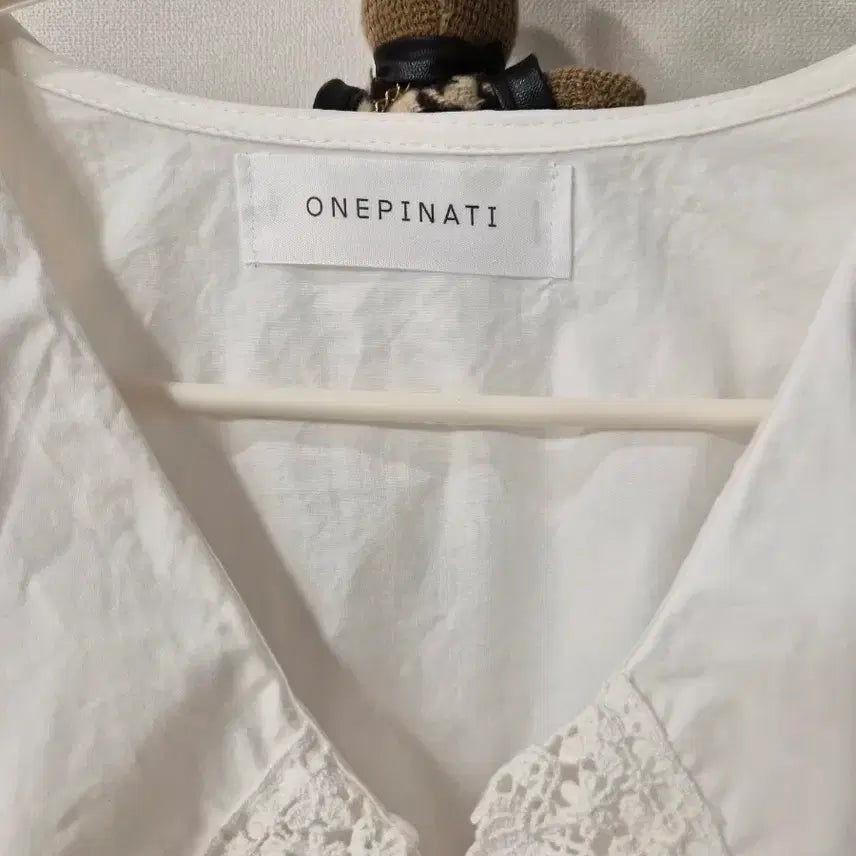 [BUNJANG] ONEPINATI Lace Big Collar Bean Button Blouse / 원피나티(ONEPINATI) 레이스 빅카라 콩단추 블라우스