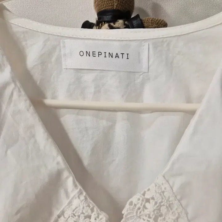 [BUNJANG] ONEPINATI Lace Big Collar Bean Button Blouse / 원피나티(ONEPINATI) 레이스 빅카라 콩단추 블라우스