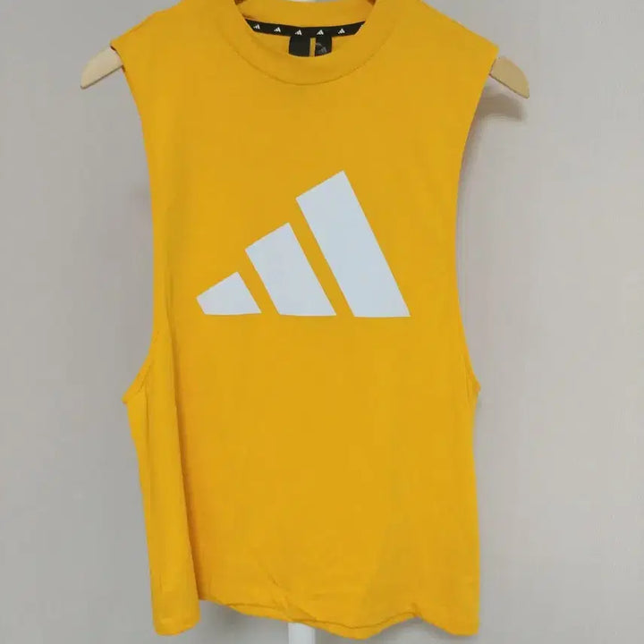[BUNJANG] Adidas Yellow Graphic Sleeveless Top (XS) / [XS] 아디다스 옐로우 그래픽 슬리브리스 (나시)