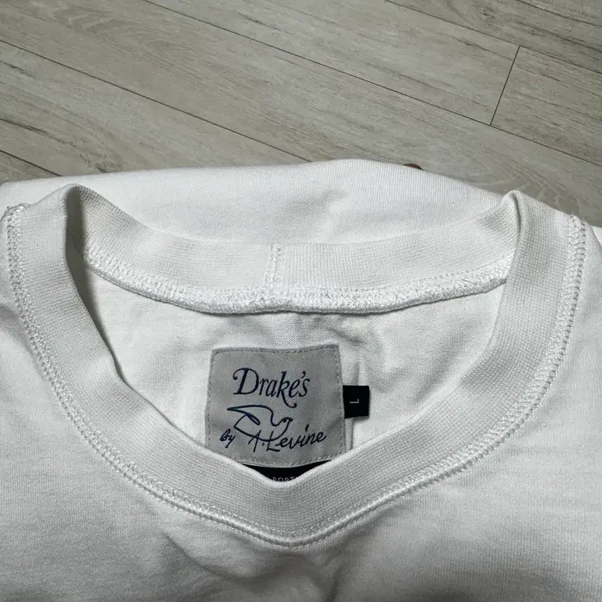 [BUNJANG] Drakes by A. Levine Hiking T-Shirt - White, Size L / 드레익스 by A. Levine 하이킹 티셔츠 L