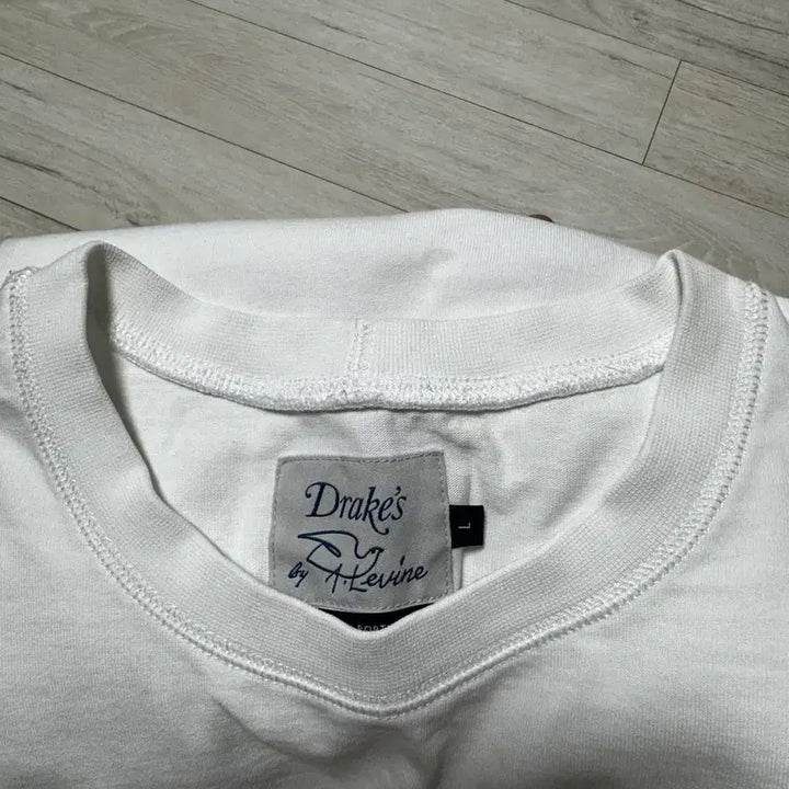 [BUNJANG] Drakes by A. Levine Hiking T-Shirt - White, Size L / 드레익스 by A. Levine 하이킹 티셔츠 L
