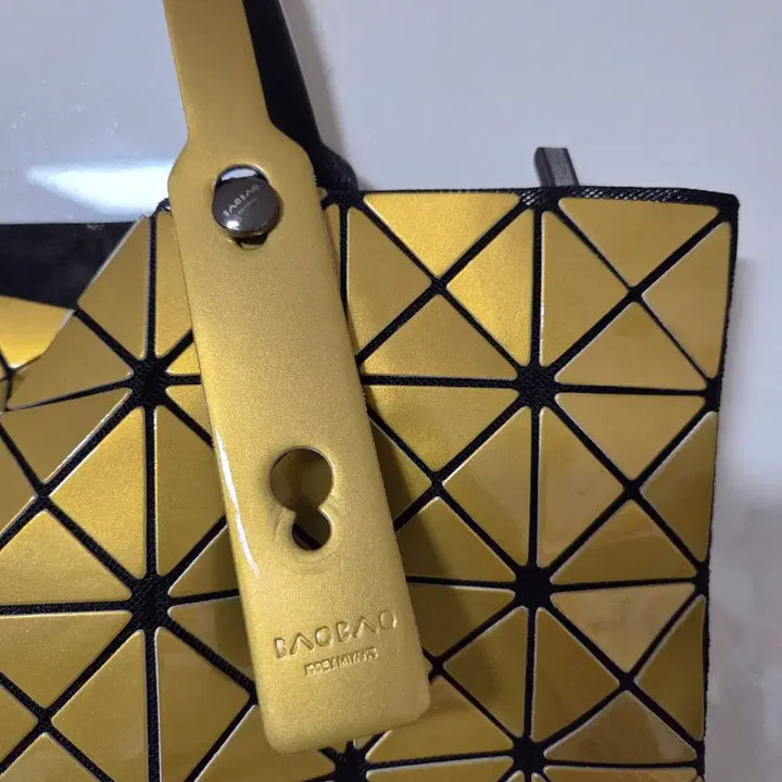 [BUNJANG] Bao Bao Prism Tote Bag Gold / 정품 바오바오 프리즘 토트백 금색