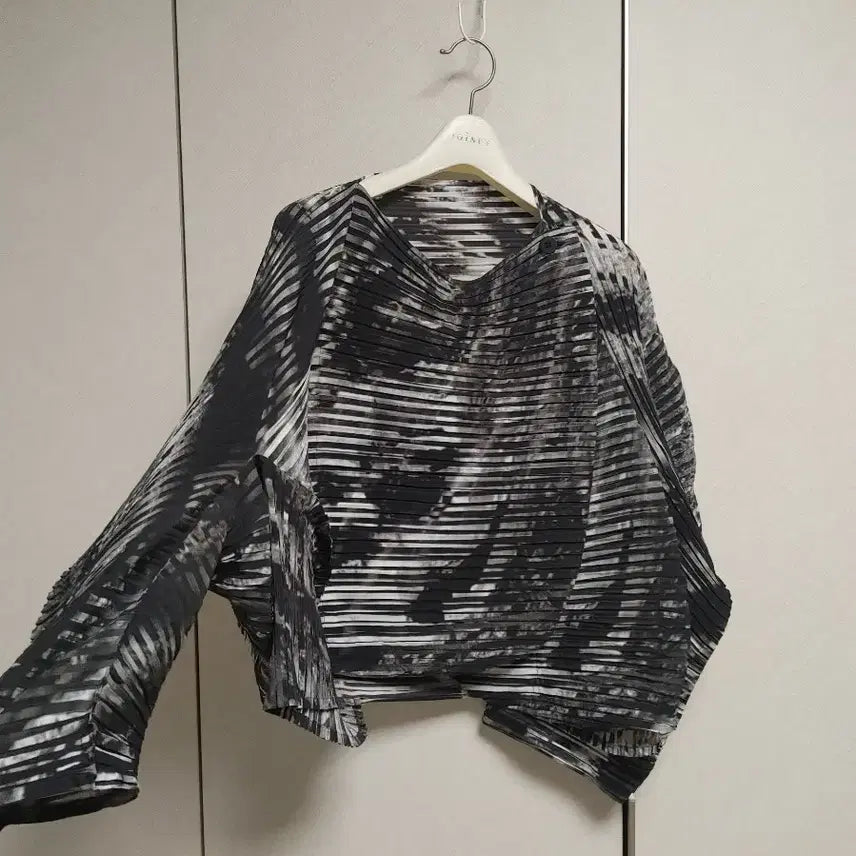 [SOLD OUT] 이세이미야케 가디건