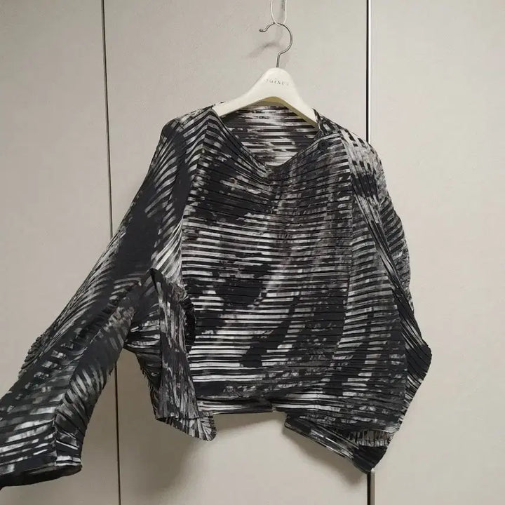 [SOLD OUT] 이세이미야케 가디건