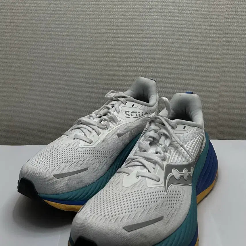 [BUNJANG] Saucony Hurricane 24 Stability Running Shoes (265) / 써코니 허리케인 24 런닝화(안정화)(265)