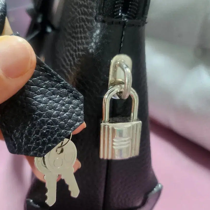 [BUNJANG] Black Leather Tote Bag with Lock and Key / 새상품 이태리 블랙 가죽 토트백 (자물쇠/키 포함  비지니스 가방