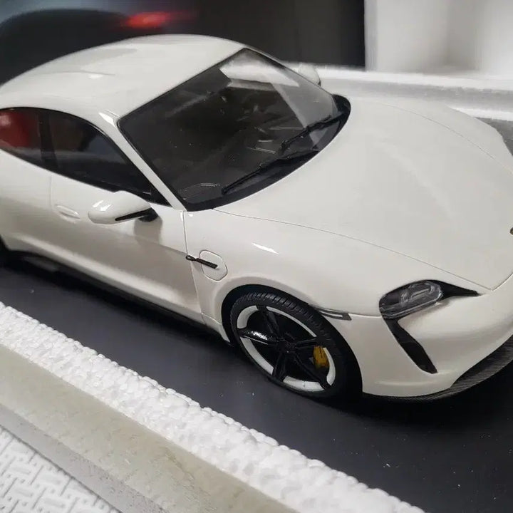 [BUNJANG] Porsche Taycan Turbo S 1:18 Diecast Model / 타이칸 turbo s   1:18  다이캐스트