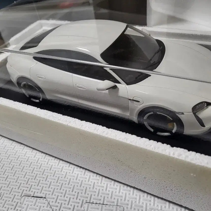 [BUNJANG] Porsche Taycan Turbo S 1:18 Diecast Model / 타이칸 turbo s   1:18  다이캐스트