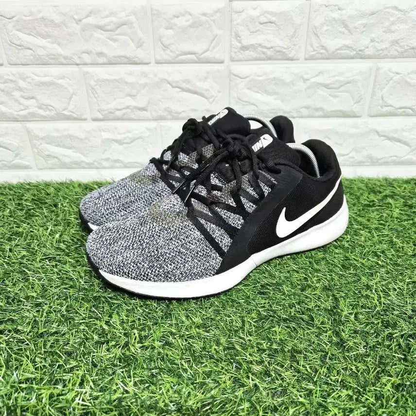 [BUNJANG] Nike Varsity Complete Trainer Sneakers (Size 285) / 나이키 285 바시티 컴플리트 트레이너 운동화