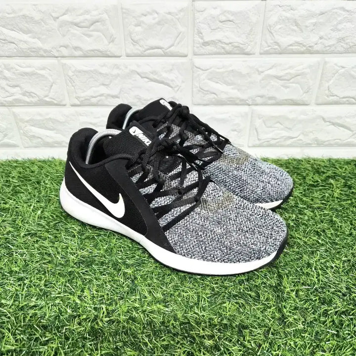 [BUNJANG] Nike Varsity Complete Trainer Sneakers (Size 285) / 나이키 285 바시티 컴플리트 트레이너 운동화