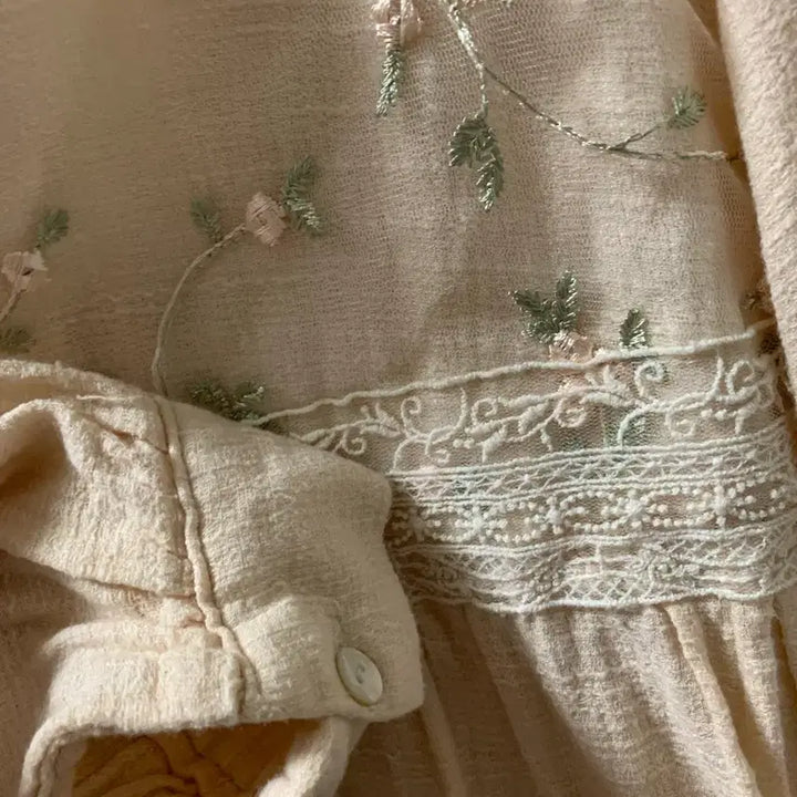 [BUNJANG] Moyble French Embroidery Lace Blouse Beige / 모이블레 꽃자수 레이스 베이지 블라우스