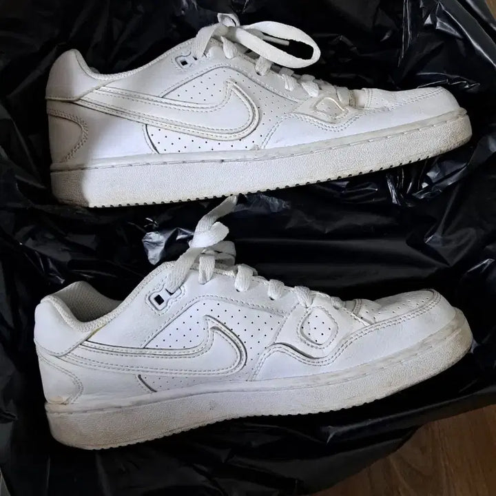 [BUNJANG] Nike White Sneakers Size 240 / 나이키 흰색 운동화 240