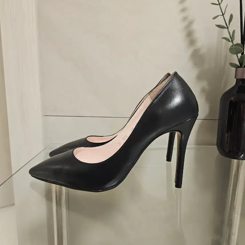 [BUNJANG] Black Stiletto Pumps / 블랙 스틸레토 펌프스힐 <새제품>