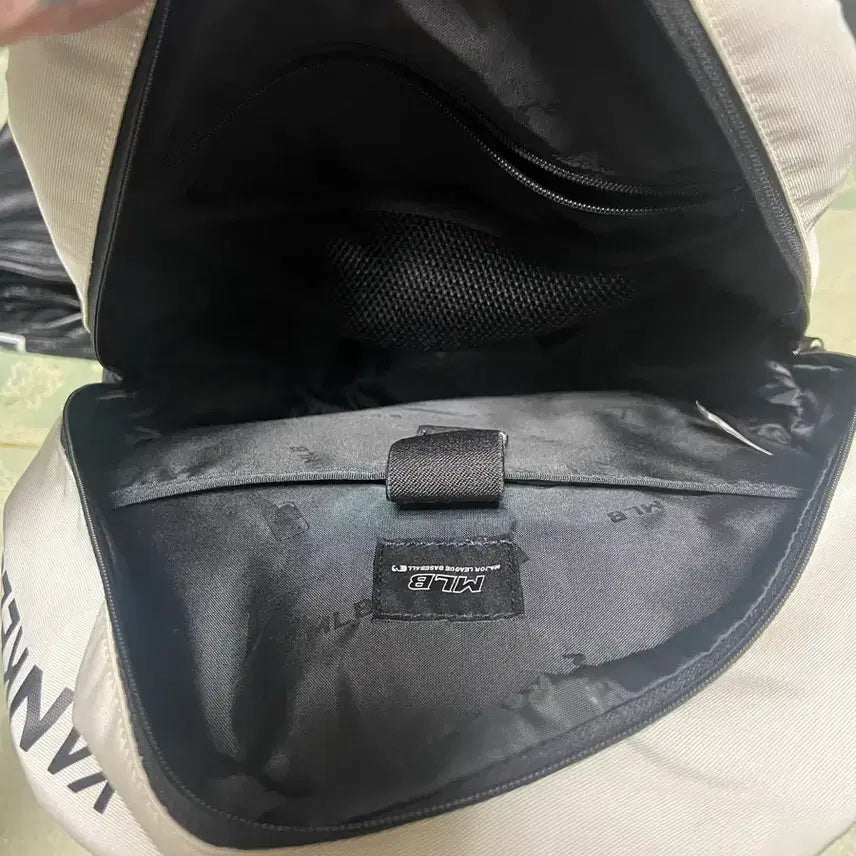 [BUNJANG] MLB New York Yankees Backpack White / MLB 뉴욕 양키즈 백팩 화이트